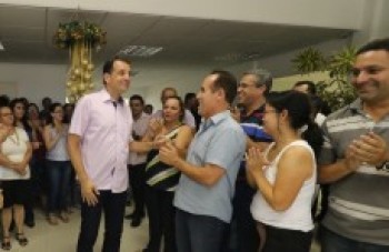 Bertaiolli deixa a prefeitura sob aplausos de funcionários