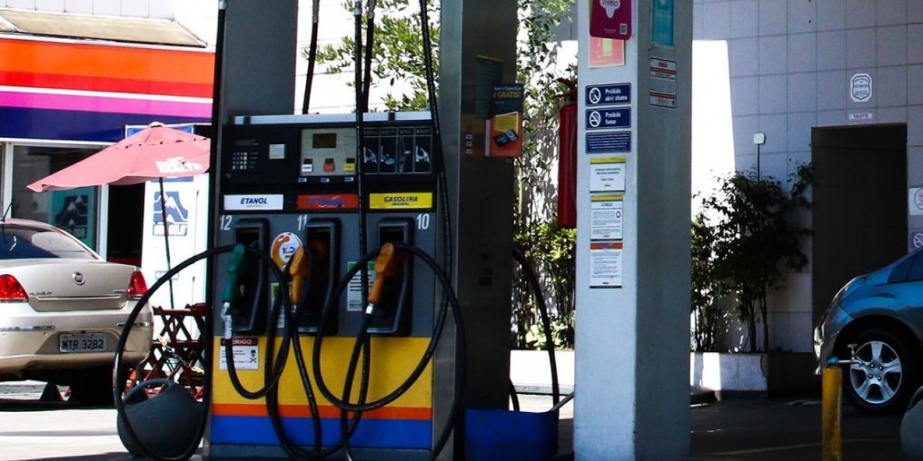 Gasolina sobe 6,09% após reoneração dos combustíveis