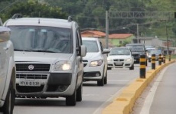 Trânsito é intenso, mas sem paradas, na Mogi-Bertioga