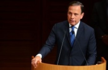 Doria anuncia corte em contratos
