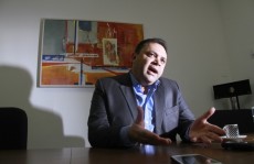 Damasio é informado de adiamento em licitação