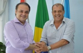 Prefeito de Arujá recebe apoio de deputado federal