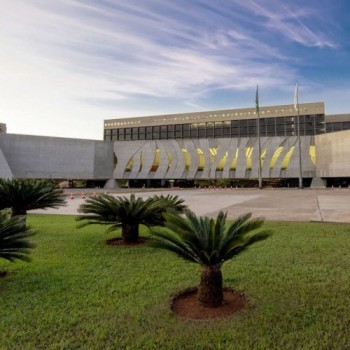 Ministro do STJ anuncia aposentadoria durante sessão