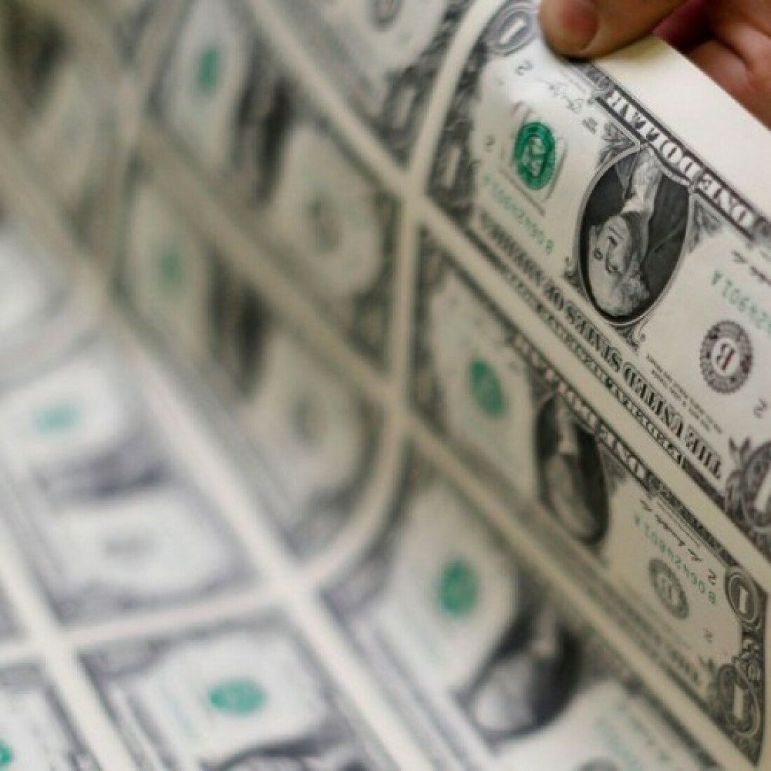 Dólar fecha praticamente estável a R$ 5,60