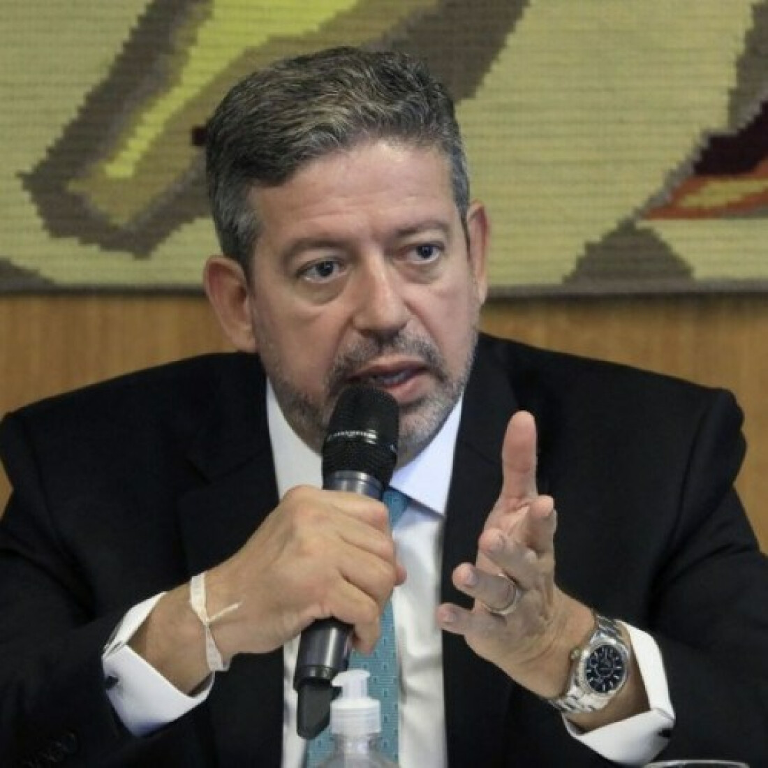 Lira confirma para hoje votação de texto que facilita compra de vacina