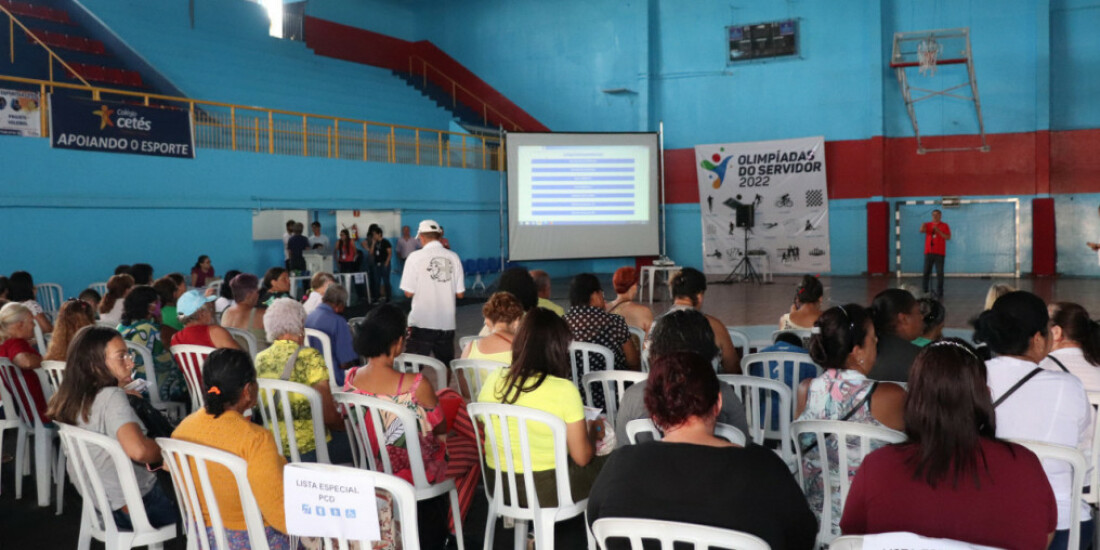 Famílias participam de sorteio de apartamentos