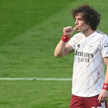 Com gol de David Luiz, Arsenal vence Leicester por 3 a 1