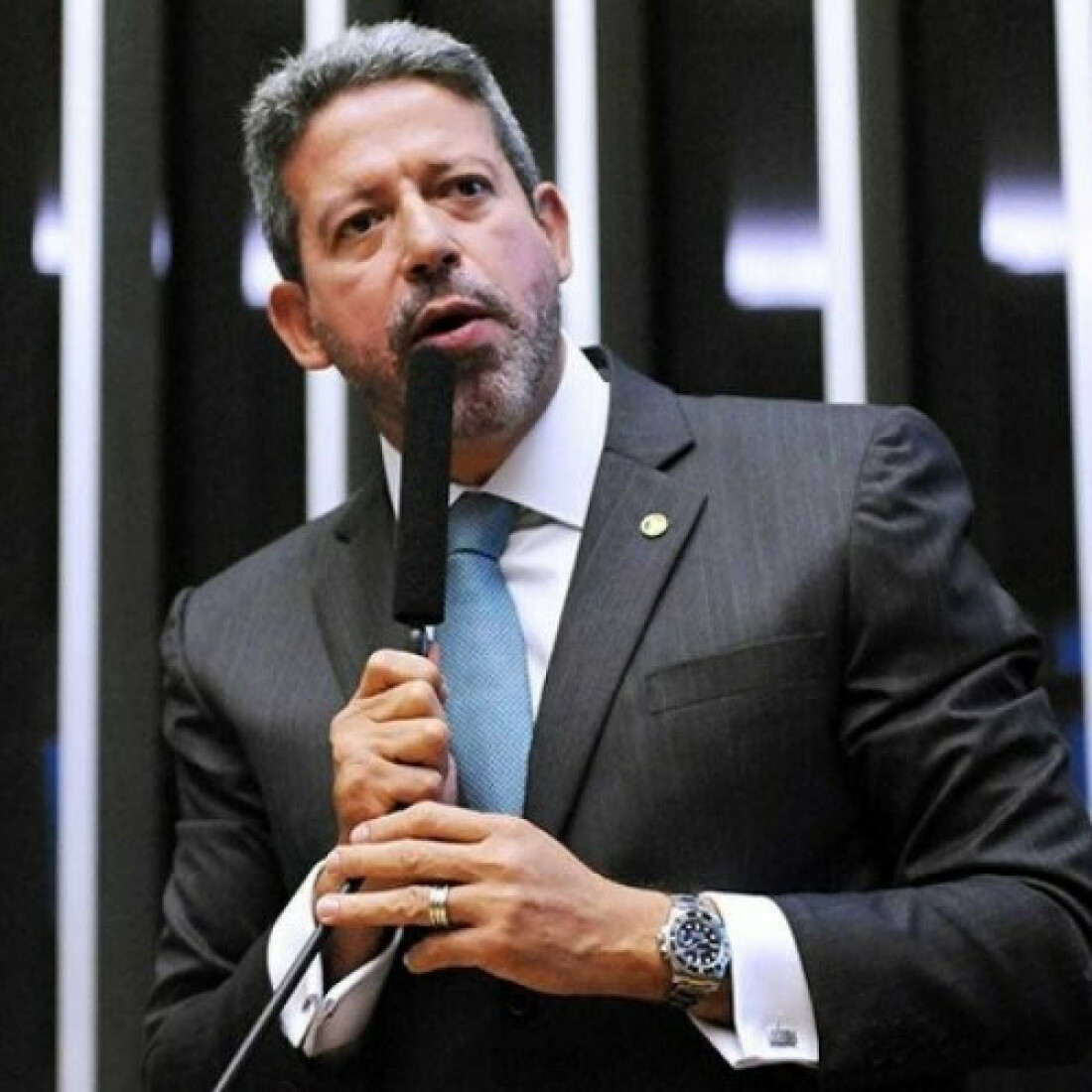 Lira cancela agendas para aprovar PEC