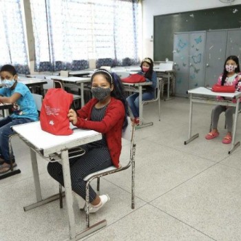 Estudantes de Itaquá recebem kit educação