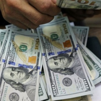Dólar fecha a R$ 5,60 e sobe 2,39% em fevereiro