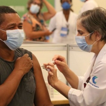 São Paulo antecipa início da vacinação para maiores de 80 anos