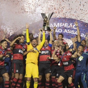 Mesmo com multas, torcedores do Flamengo fizeram aglomeração no Rio