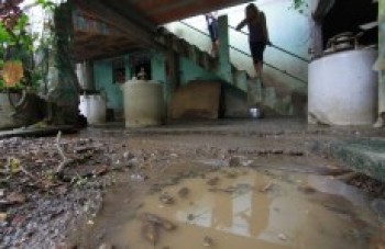 Moradora aponta que tubulação de imóvel estava causando transtorno