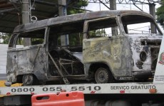 Kombi se incendeia na Mogi-Bertioga