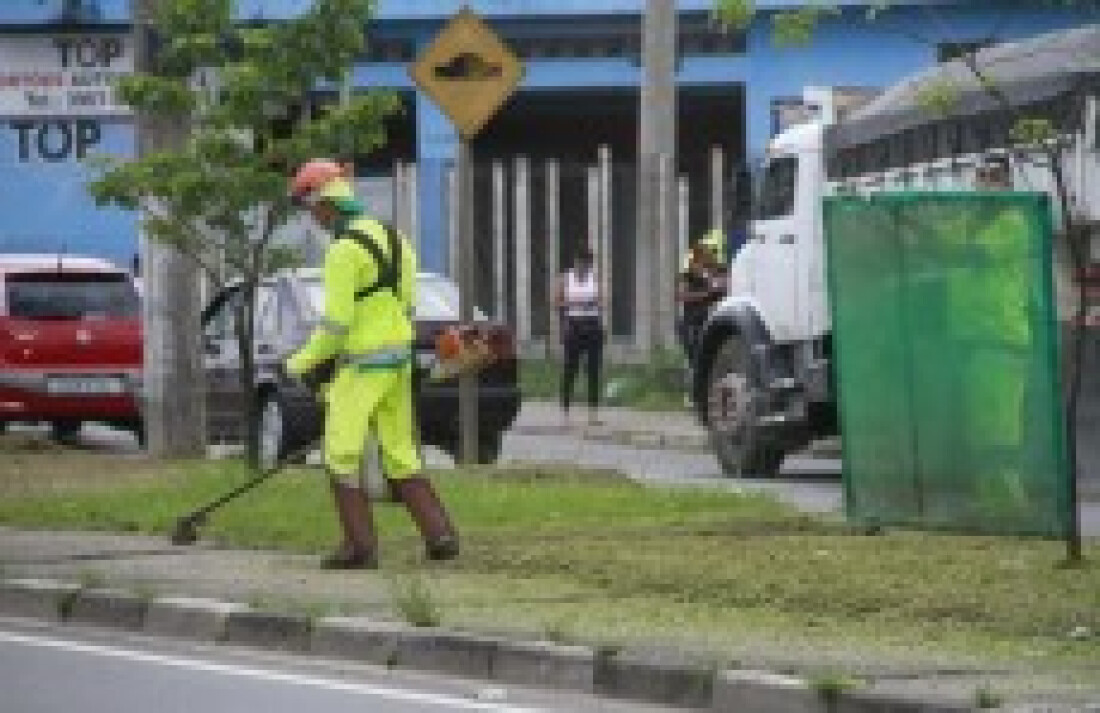 Equipes cortam mato de canteiros em Jundiapeba