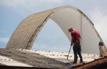 Telhado da Igreja Matriz de Suzano passa por limpeza: