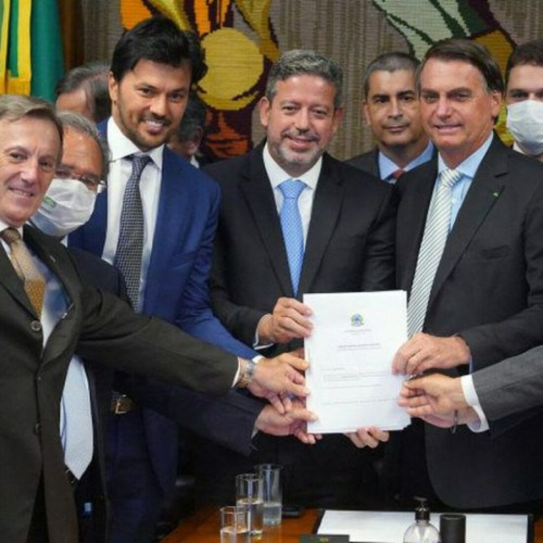 Bolsonaro entrega à Câmara PL que permite privatização dos Correios