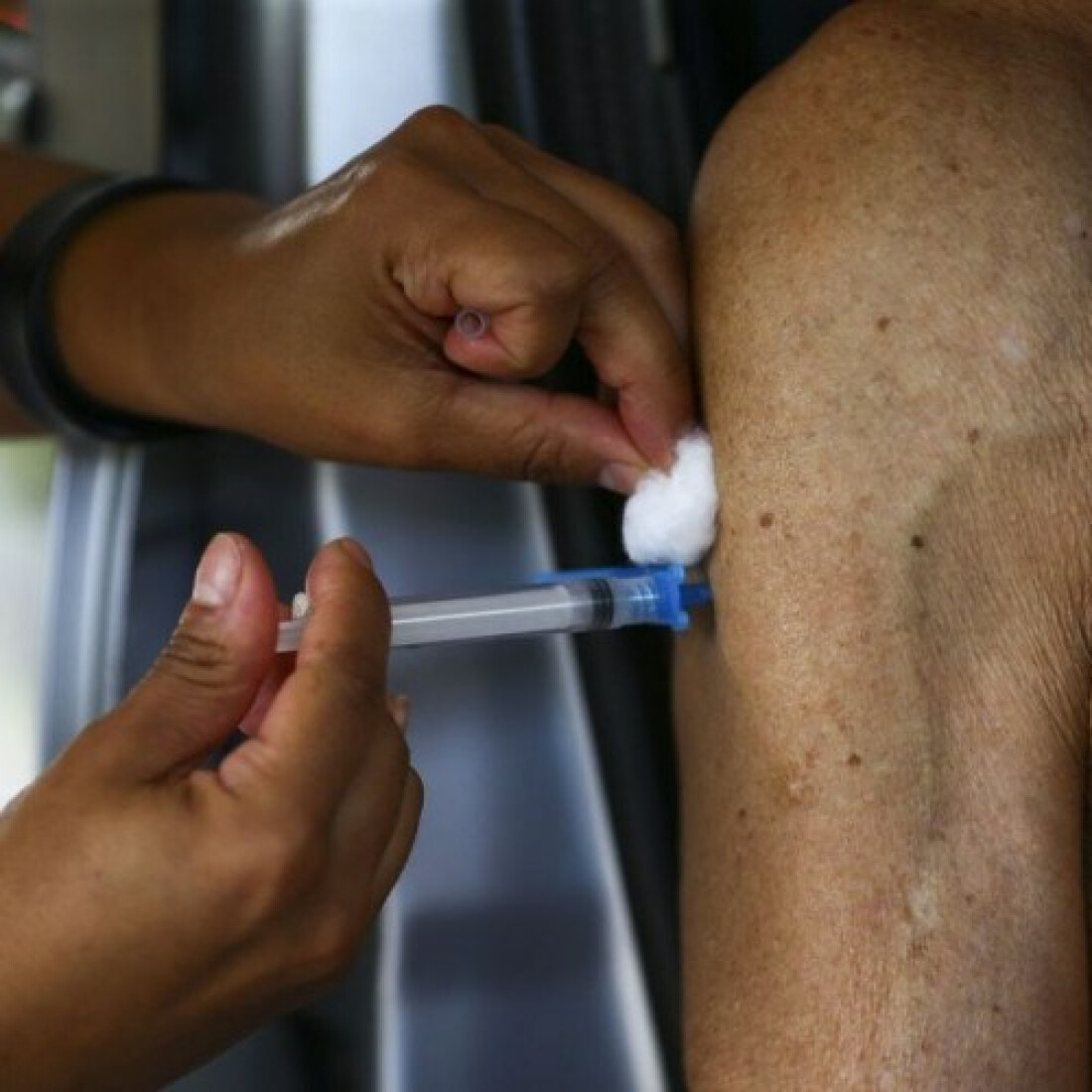 Cidade do Rio retoma hoje vacinação de idosos com primeira dose