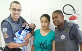 Bebê é salvo por policiais militares