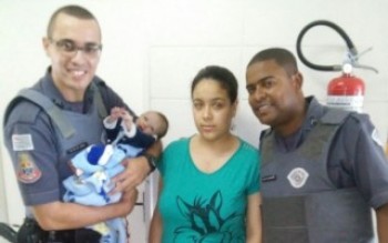 Bebê é salvo por policiais militares