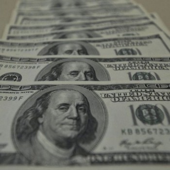 Dólar tem pequena queda e fecha a R$ 5,42