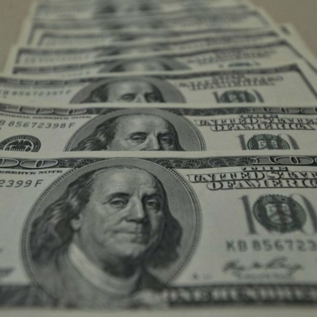 Dólar tem pequena queda e fecha a R$ 5,42