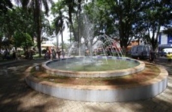 Fonte e espelhos d'água são alvos de banhistas na região