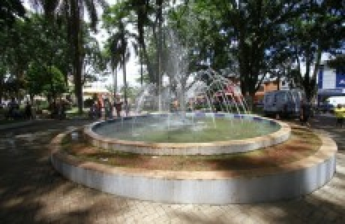 Fonte e espelhos d'água são alvos de banhistas na região