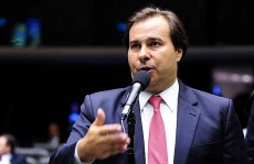 Maia defende CPI da Covid e não impeachment