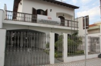 Homem joga óleo na própria mãe