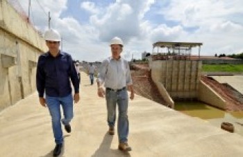 Gian Lopes vistoria piscinão e quer obra pronta neste ano