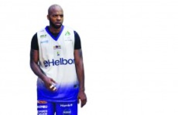 Lesionado, Larry treina separadamente