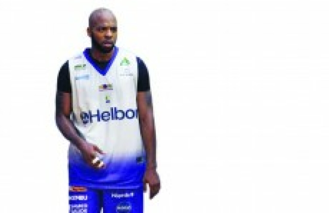Lesionado, Larry treina separadamente