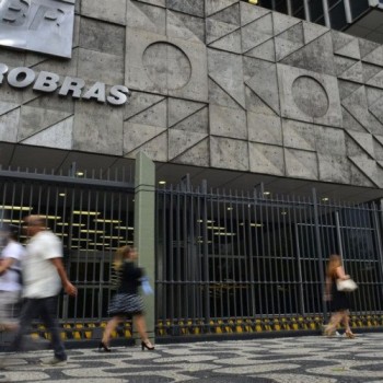 Bolsonaro diz que troca na Petrobras é natural e prega previsibilidade