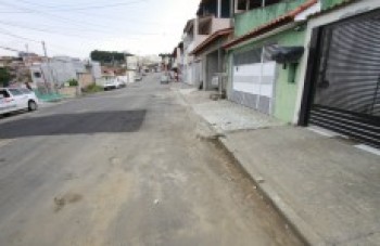 Água de chuva acumula em frente a residências