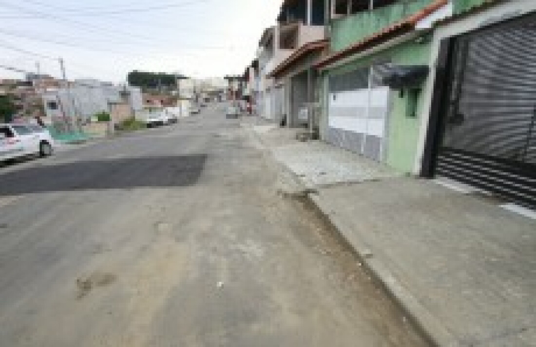 Água de chuva acumula em frente a residências