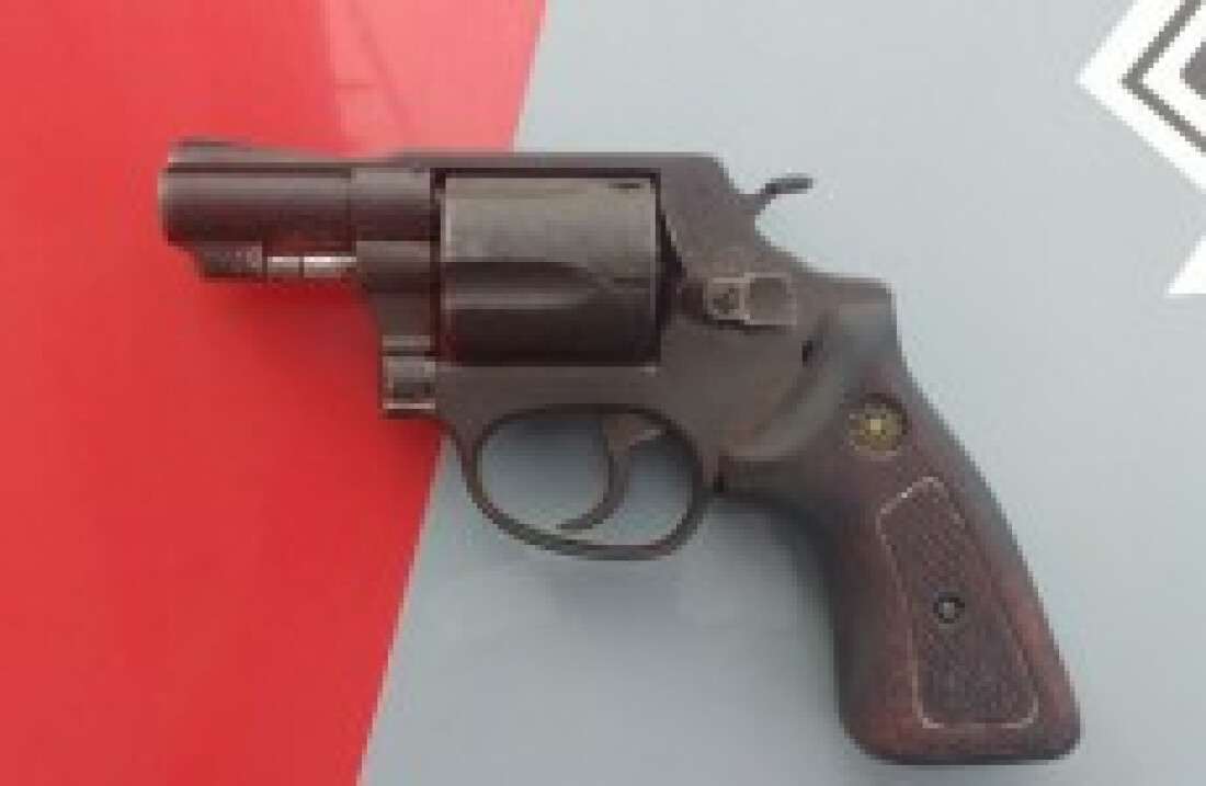 Homem é flagrado com arma no Miguel Badra