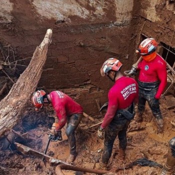 Bombeiros acham corpo de garoto soterrado em Santa Maria de Itabira
