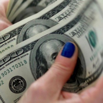 Dólar inicia semana em alta e com bolsa em queda