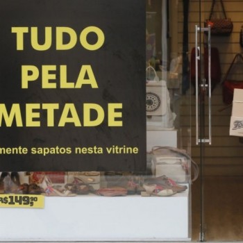 Intenção de consumo das famílias cai 0,6% em fevereiro