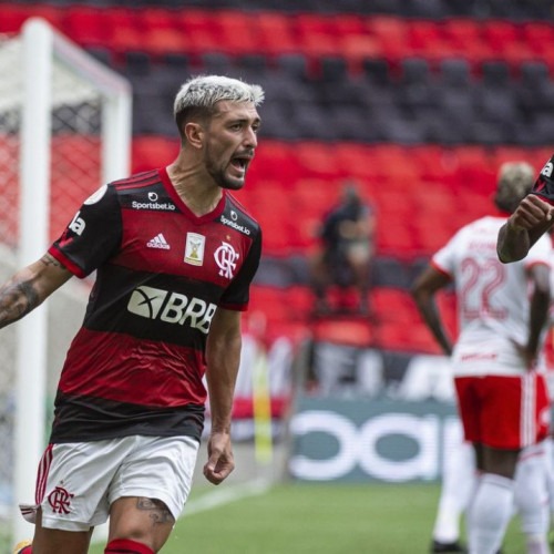 Flamengo vence Inter de virada e assume a liderança do Brasileiro