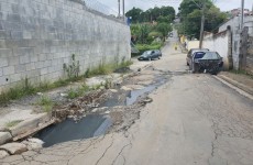 Moradores reclamam de buracos e dizem que bairro está abandonado