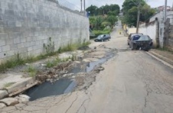 Moradores reclamam de buracos e dizem que bairro está abandonado