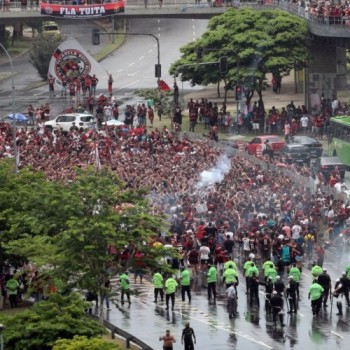 PM dispersa torcedores que se aglomeravam no entorno do Maracanã