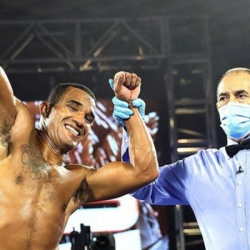 Boxe: Esquiva Falcão arrasa adversário e segue invicto com 28 vitórias