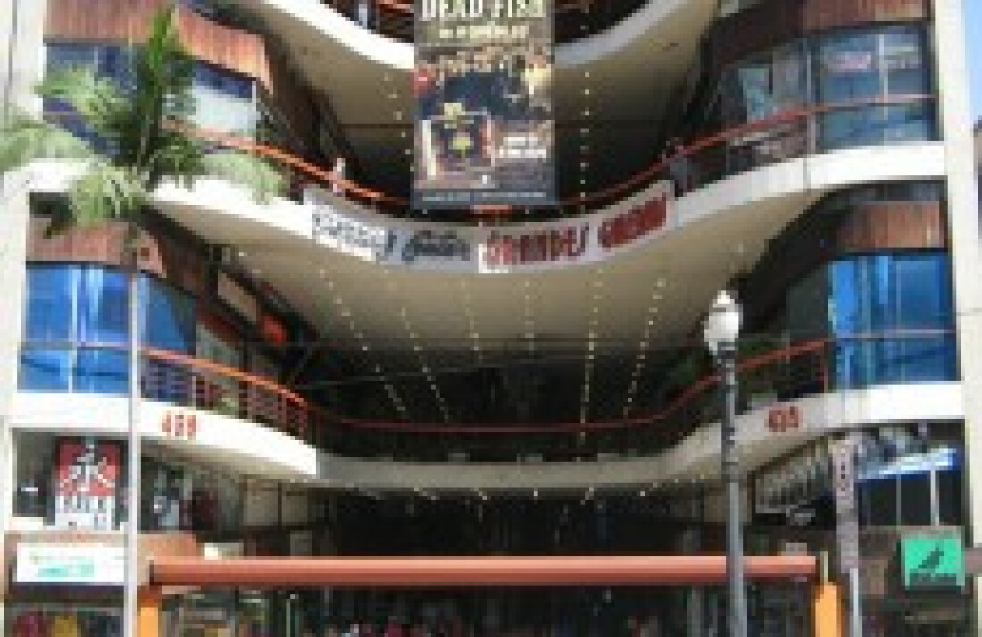 Visita guiada leva turistas ao topo da histórica Galeria do Rock
