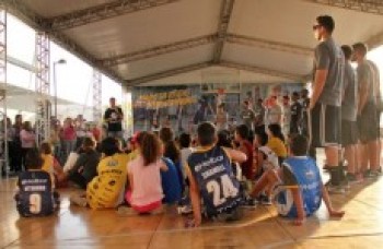Jogadores abrem a Clínica de Basquete
