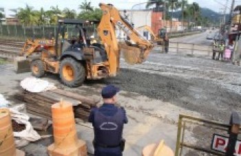 Interdição da passagem de nível em Brás Cubas permanece hoje