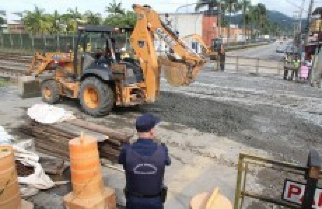 Interdição da passagem de nível em Brás Cubas permanece hoje