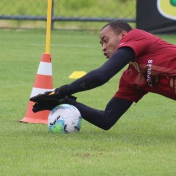 Herói contra Vila Nova, goleiro pede Brasiliense alerta em final